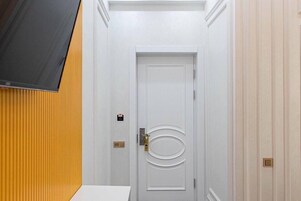 Cubrecamas, artículos del minibar gratis y escritorio 