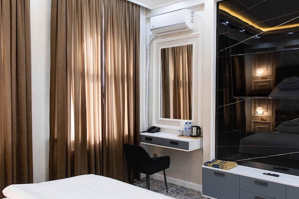 Habitació doble o amb dos llits individuals Comfort | Cobrellits, minibar amb articles gratuïts i escriptori