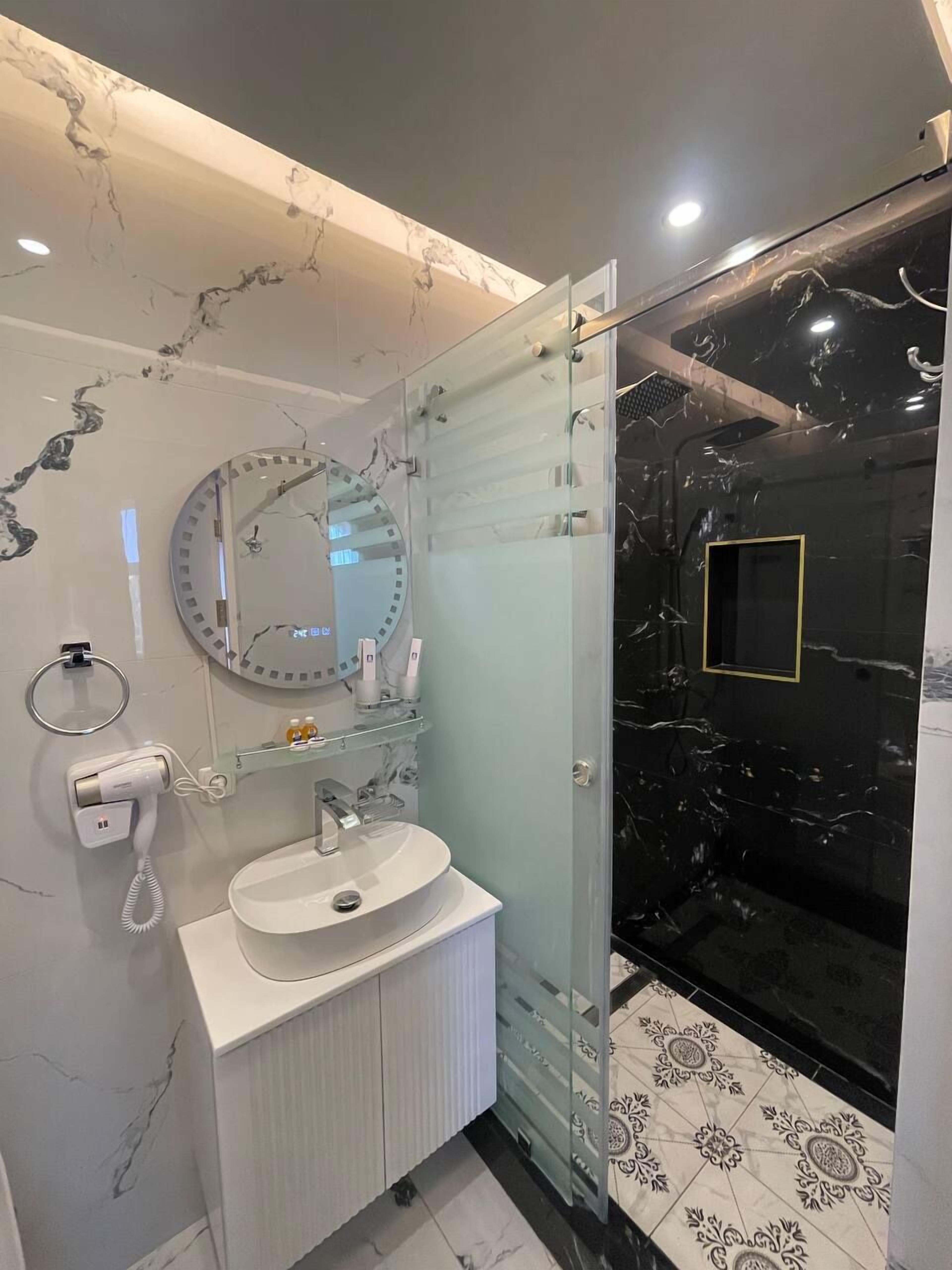 風筒、浴袍、拖鞋、提供毛巾