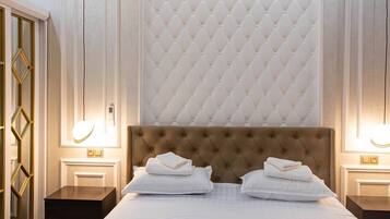 Habitación Confort con 1 cama matrimonial o 2 individuales | Edredón, artículos del minibar gratis y escritorio