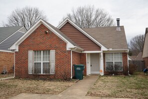Exterior - Well-Appointed 3BR Home w/ Standalone Guest House (Southaven)