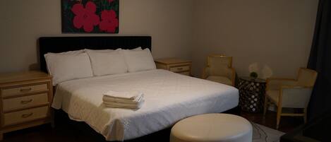 3 間睡房、房內夾萬、書桌、熨斗/熨衫板