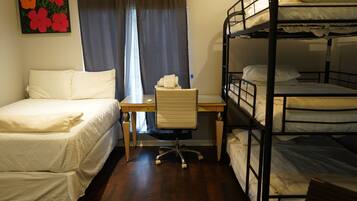 3 makuuhuonetta, tallelokero huoneessa, työpöytä, silitysrauta/-lauta