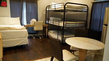 3 Schlafzimmer, Zimmersafe, Schreibtisch, Bügeleisen/Bügelbrett