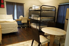 3 soveværelser, pengeskab på værelset, skrivebord, strygejern/strygebræt