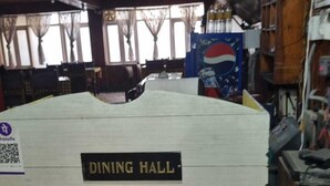 Un comedor con un cartel que indica su ubicación.