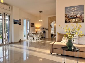 Fireplace, DVD player, stereo