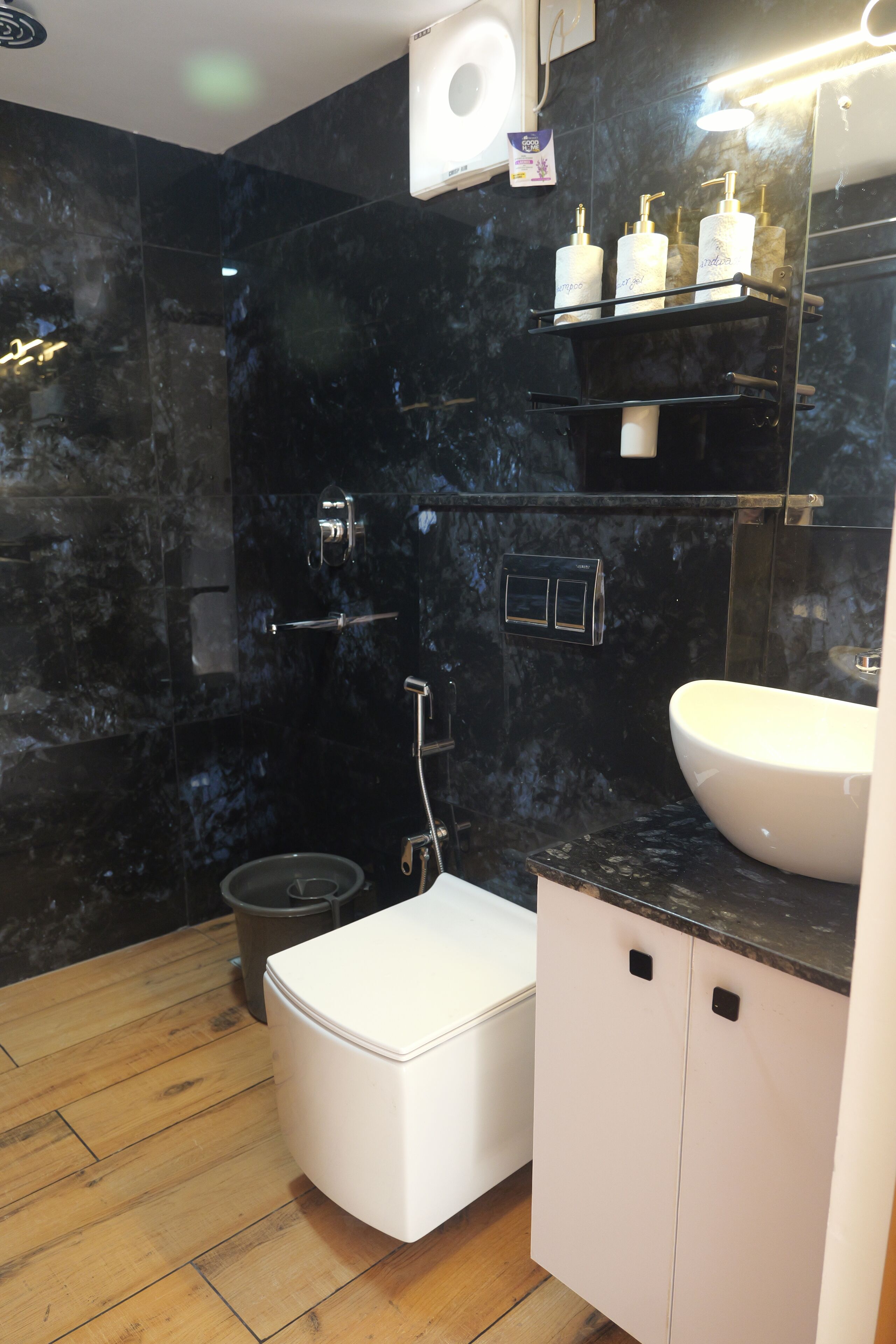 Deluxe tweepersoonskamer | Badkamer | Een douche, een haardroger, handdoeken