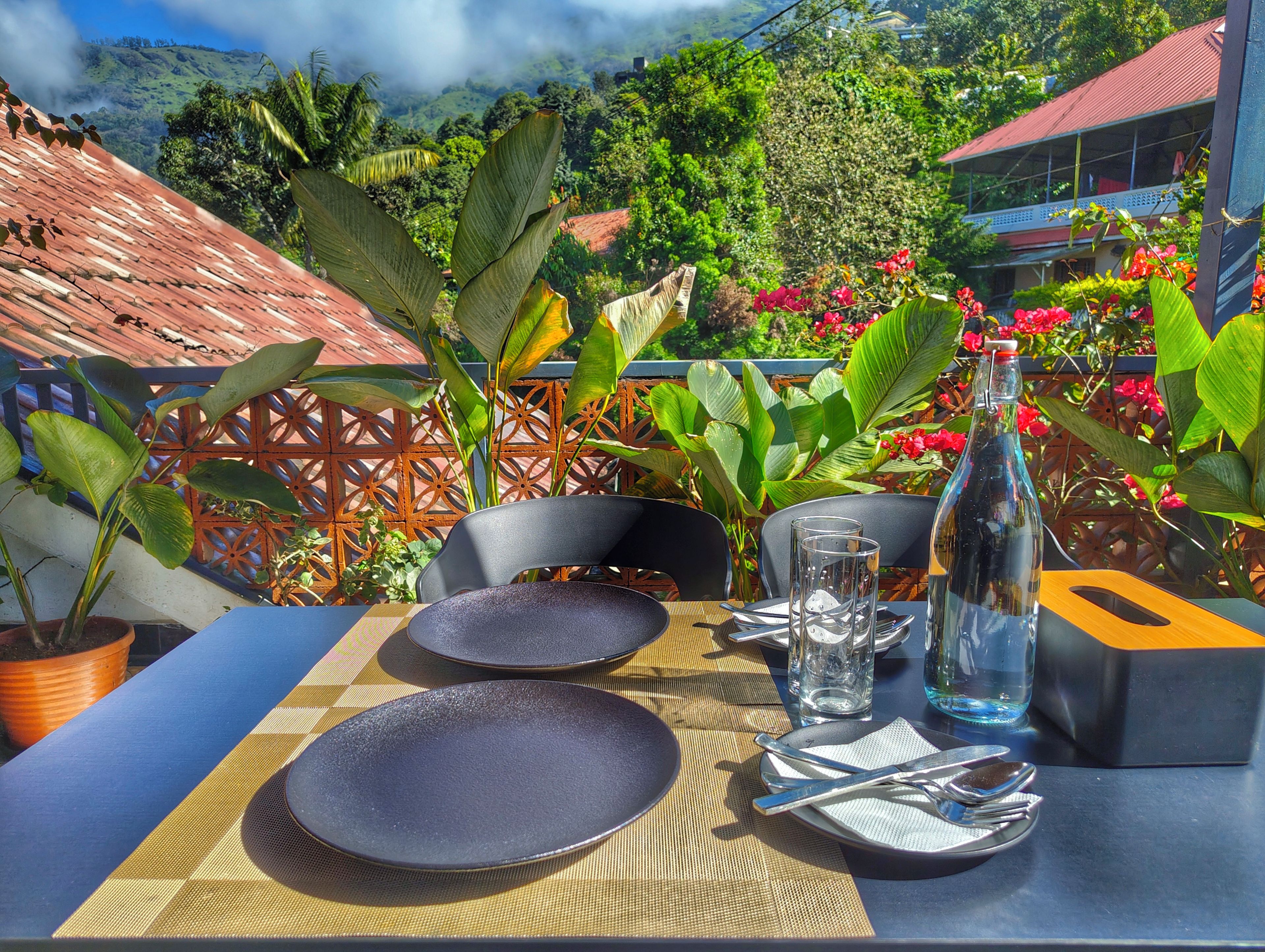 Una mesa al aire libre con vistas a un paisaje montañoso.