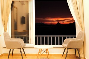 Bureau, espace de travail pour ordinateur portable, rideaux occultants