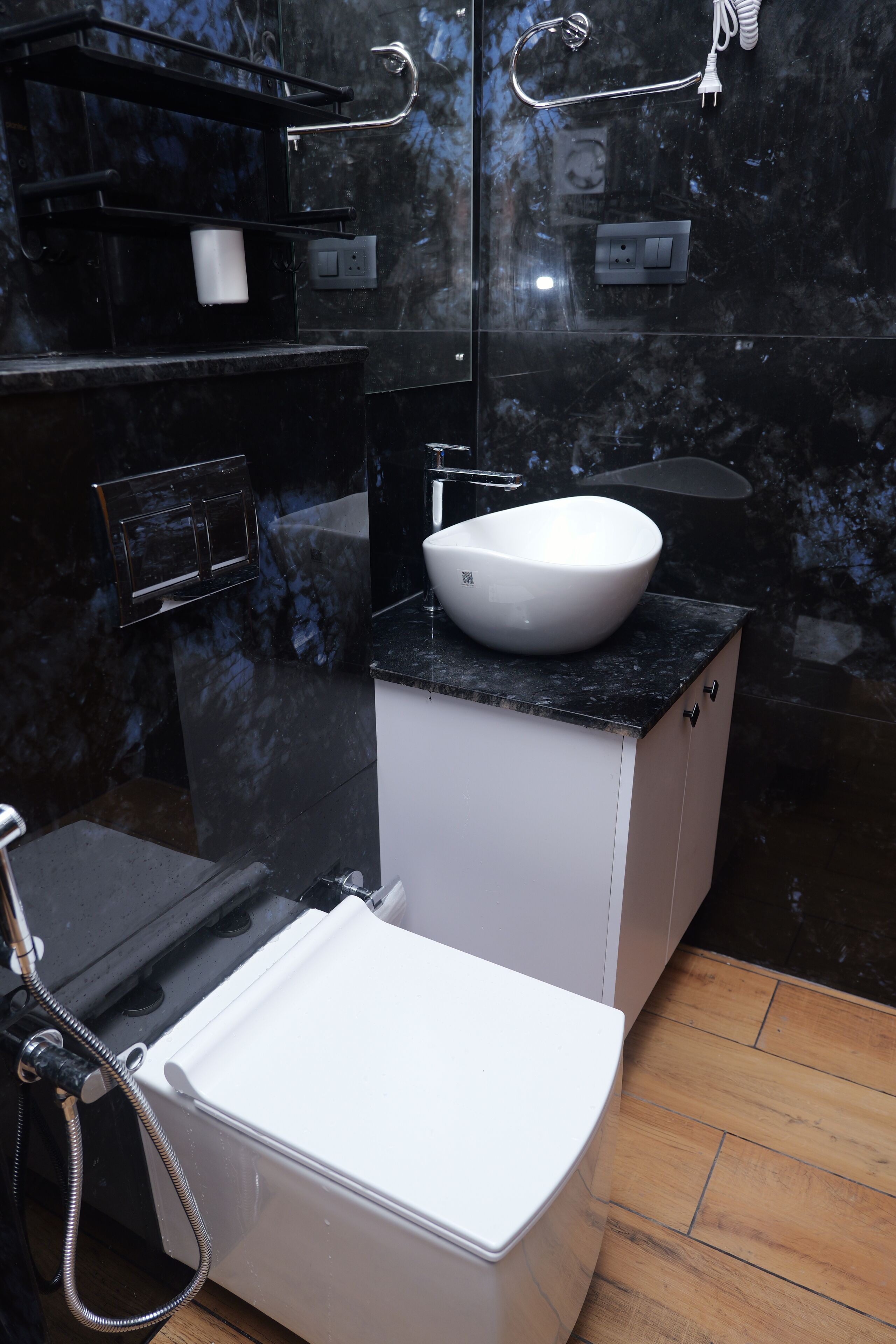Un baño con lavamanos blanco, inodoro y ducha.