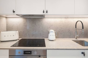Réfrigérateur, four, plaque de cuisson, cafetière/bouilloire