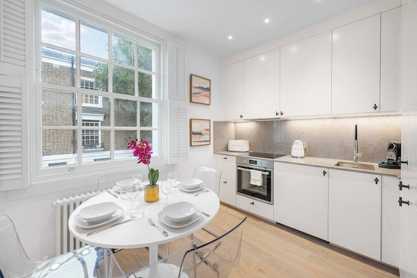 Kühlschrank, Ofen, Herdplatte, Wasserkocher mit Kaffee-/Teezubehör