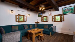 TV - Villa 77 by Villas Guide (Kratecko)