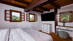 4 bedrooms, iron/ironing board, free WiFi, bed sheets - Villa 77 by Villas Guide (Kratecko)