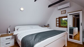 4 bedrooms, iron/ironing board, free WiFi, bed sheets