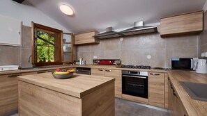 Fridge, microwave, oven, stovetop - Villa 77 by Villas Guide (Kratecko)