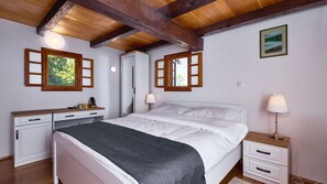 4 bedrooms, iron/ironing board, free WiFi, bed sheets - Villa 77 by Villas Guide (Kratecko)