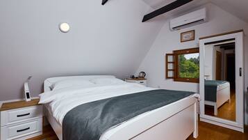 4 makuuhuonetta, silitysrauta/-lauta, ilmainen Wi-Fi, vuodevaatteet