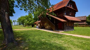 Exterior - Villa 77 by Villas Guide (Kratecko)