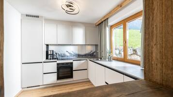 Fridge, oven, stovetop, dishwasher