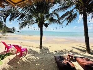 En la playa, arena blanca, sillas reclinables de playa