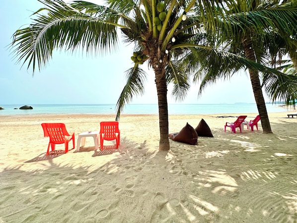 På stranden, hvidt sand, liggestole