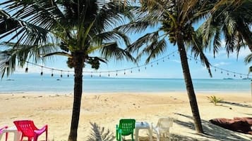 På stranden, hvidt sand, liggestole