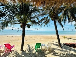 Ubicación a pie de playa, arena blanca y tumbonas
