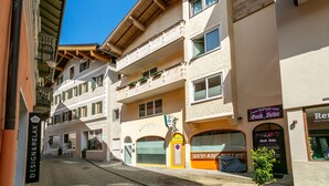 Un immeuble doté de nombreux balcons, une enseigne indiquant la location d’une salle pour événements privés, et un restaurant appelé « Saudi Keller ».