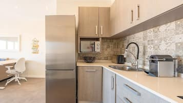 Microondas, horno, lavavajillas y cafetera y tetera