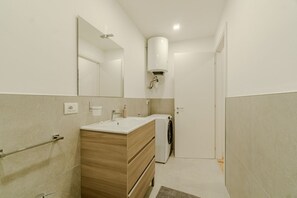 Shower, hair dryer, bidet, towels