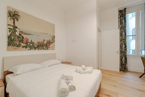 Desk, iron/ironing board, Internet, bed sheets