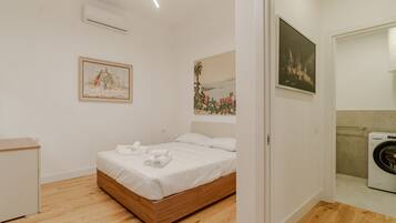 Iron/ironing board, Internet, bed sheets