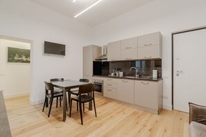 Fridge, oven, stovetop, dishwasher