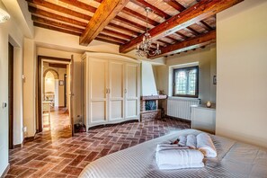 3 habitaciones, tabla de planchar con plancha, wifi y ropa de cama