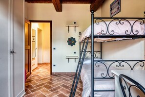 3 habitaciones, tabla de planchar con plancha, wifi y ropa de cama