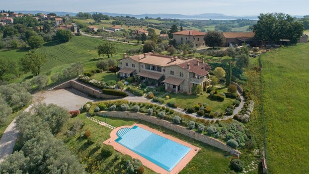 A large estate with a swimming pool, surrounded by lush greenery and a stone wall. - Cosy and roomy apartment of 110 sqm for 6 persons on the 1st floor of a rustic-style farmhouse (NO lift or stairs for access), immersed in the Umbrian countryside.The accommodation consists of a kitchen, a living room, three bedrooms, two bathrooms and t (Castiglione del Lago)
