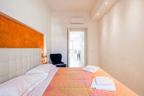 1 dormitorio, tabla de planchar con plancha, wifi y ropa de cama