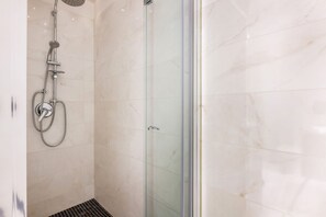Douche, sèche-cheveux, bidet, serviettes fournies