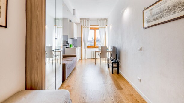 Um apartamento moderno com cozinha, sala de jantar e sala de estar.