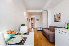 TV - GuestHost - Functional and bright 50 sqm apartment, able to accommodate up to 5 people, located on the second floor with elevator (not suitable for disabled people) of a building in the heart of Florence. The property is located few steps away from Santa (Firenze)