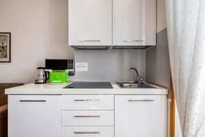 Réfrigérateur, micro-ondes, plaque de cuisson, grille-pain