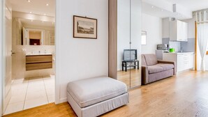 Uma sala de estar moderna com um sofá, uma mesinha e um espelho.
