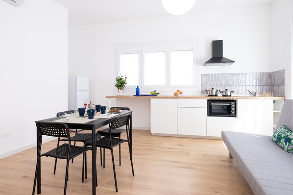 Fridge, oven, stovetop