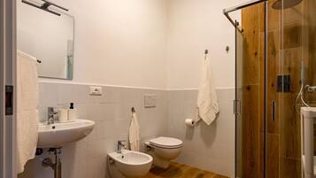 Doccia, asciugacapelli, bidet, asciugamani