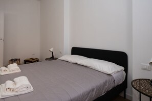 1 dormitorio, tabla de planchar con plancha, wifi y ropa de cama