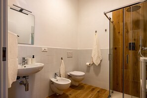 Douche, sèche-cheveux, bidet, serviettes fournies