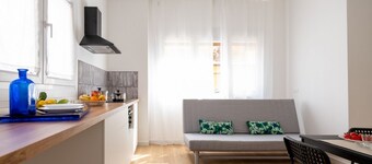 GuestHost - Cozy 50 sqm apartment, for 4 people, located on the ground floor of a modern building. The property is located in a strategic area of ​​Piombino, an ideal starting point for exploring the city and the Tuscan coast. A few minutes from the 