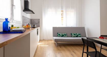 GuestHost - Cozy 50 sqm apartment, for 4 people, located on the ground floor of a modern building. The property is located in a strategic area of Piombino, an ideal starting point for exploring the city and the Tuscan coast. A few minutes from the